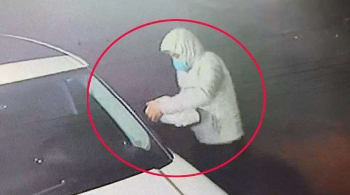 Trộm ngang nhiên bẻ gươmg mặc dù chủ nhà đã lắp camera theo dõi