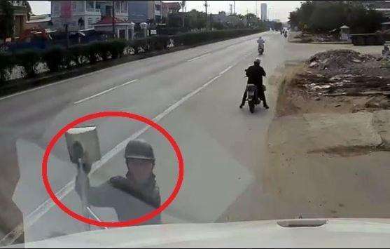 Trộm ngang hiên bẻ gương xe container giữa ban ngày