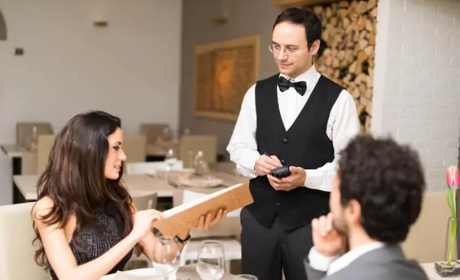 Khách cần hỗ trợ, họ không cần vẫy tay