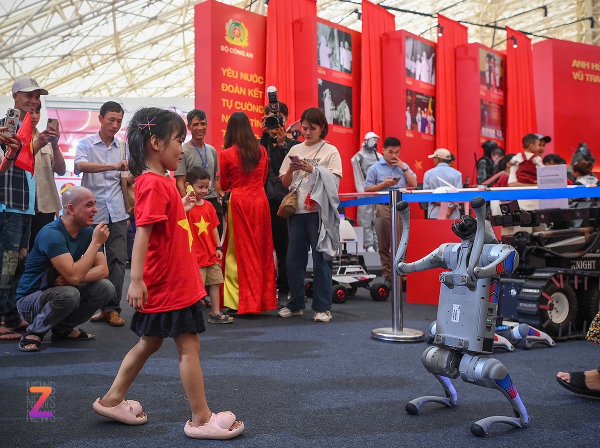 trien lam 2/9, trien lam thanh tuu, trien lam Quoc khanh, robot VinMotion la gi anh 1