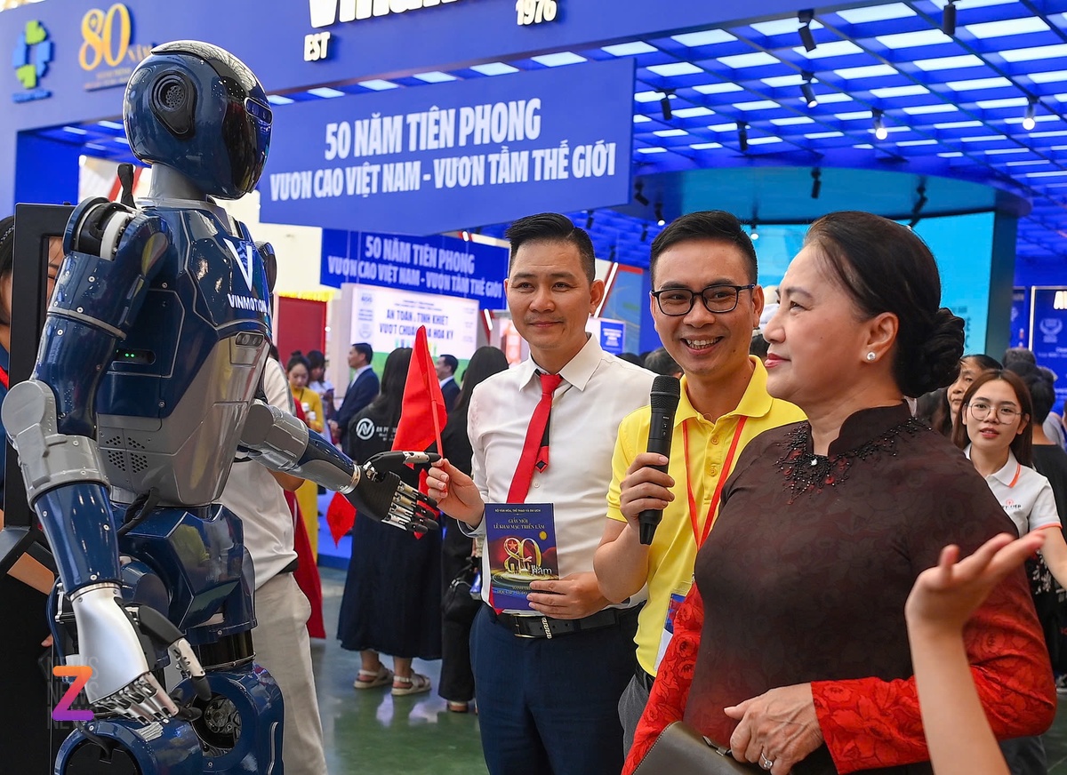 trien lam 2/9, trien lam thanh tuu, trien lam Quoc khanh, robot VinMotion la gi anh 5