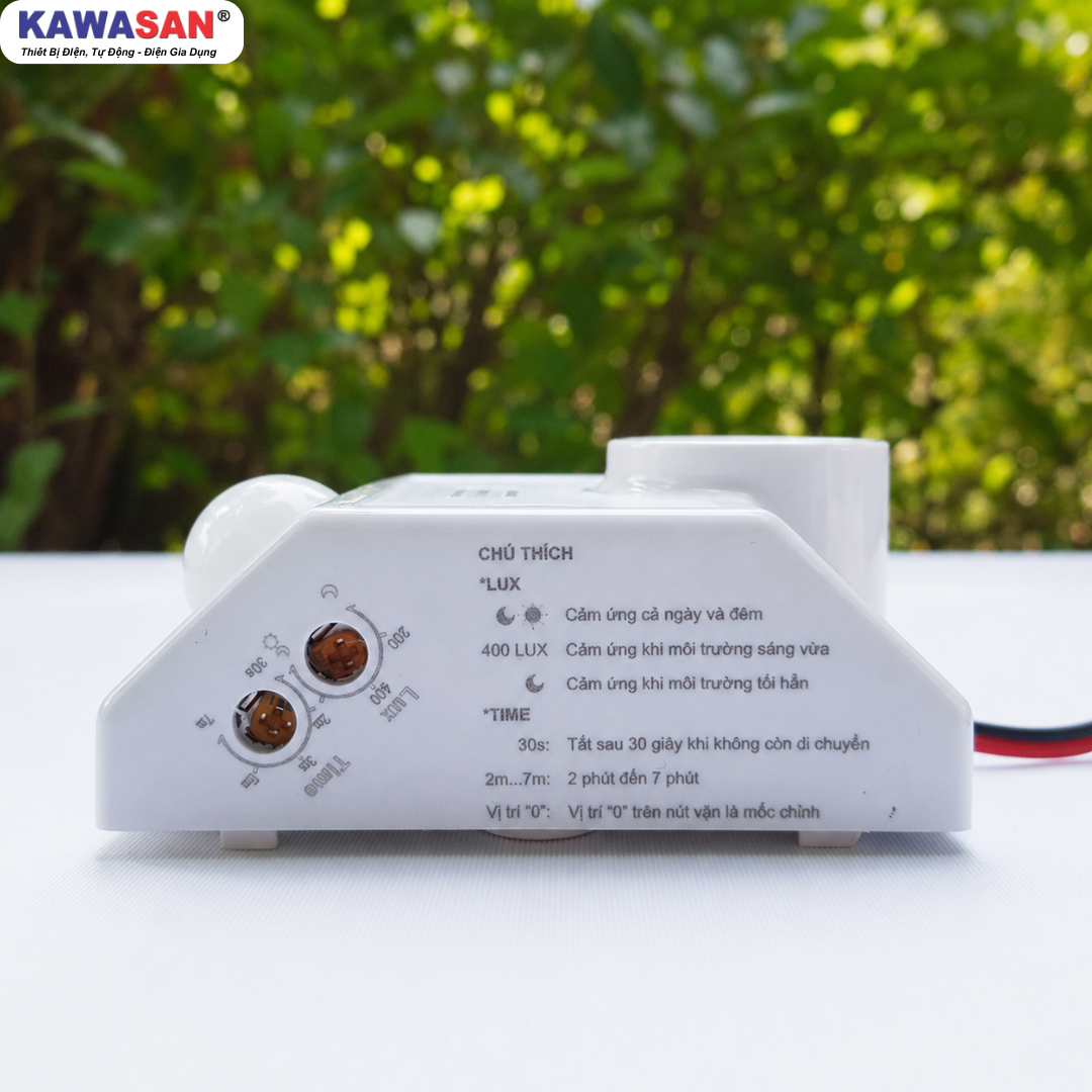 Cận cảnh 2 nút điều chỉnh LUX và TIME trên đui đèn cảm ứng hồng ngoại SS682B