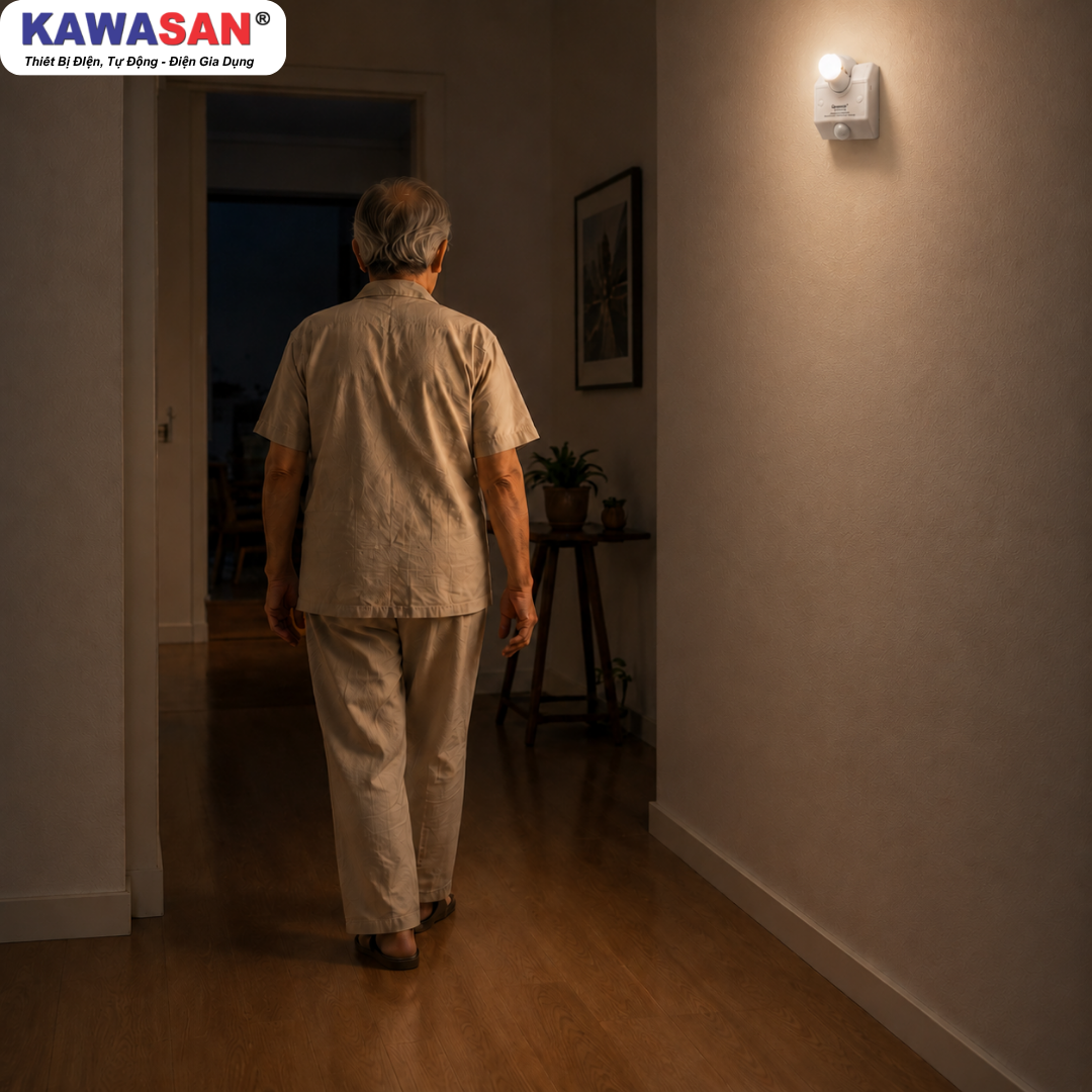Đèn tự động bật sáng giúp người lớn tuổi di chuyển an toàn ngoài hành lang