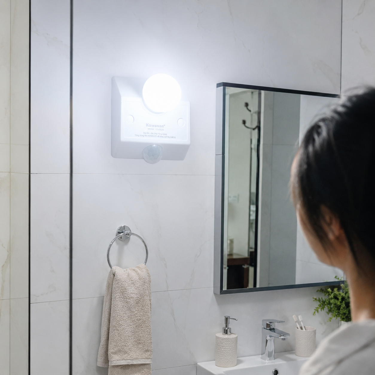 SS682B tự động phát sáng khi người dùng bước vào nhà vệ sinh.