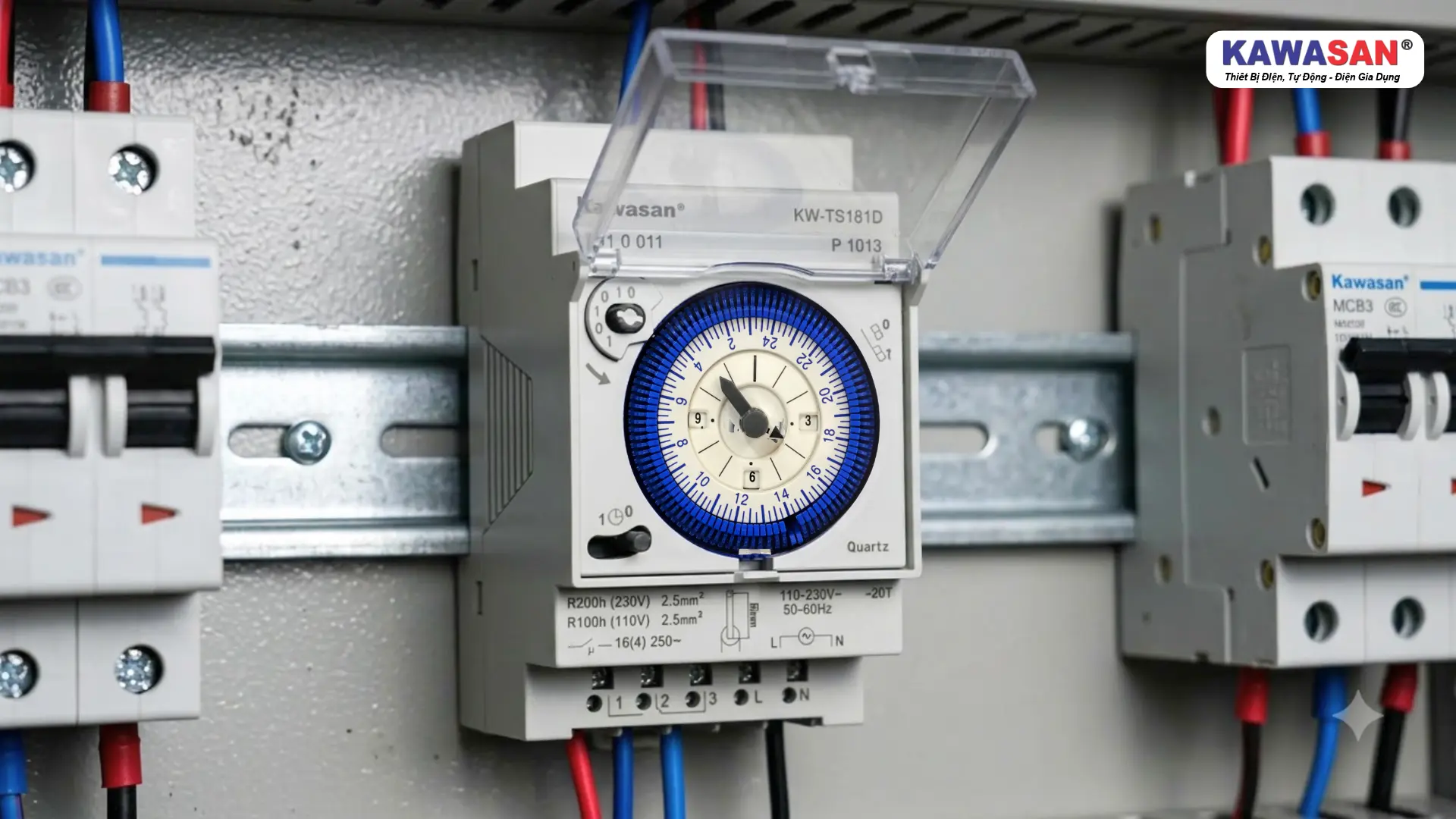Công tắc hẹn giờ cơ KAWASAN TS181D lắp trên thanh ray DIN trong tủ điện với mặt đồng hồ 24 giờ.
