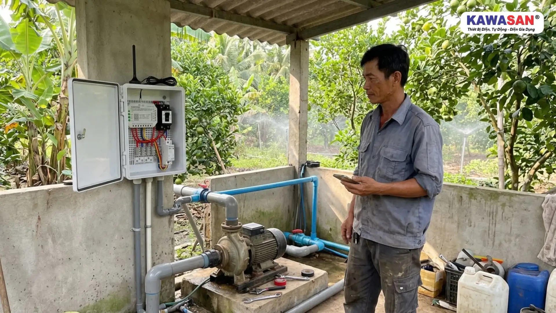 Người đàn ông sử dụng điện thoại cạnh máy bơm và tủ điều khiển 4G tại nhà vườn