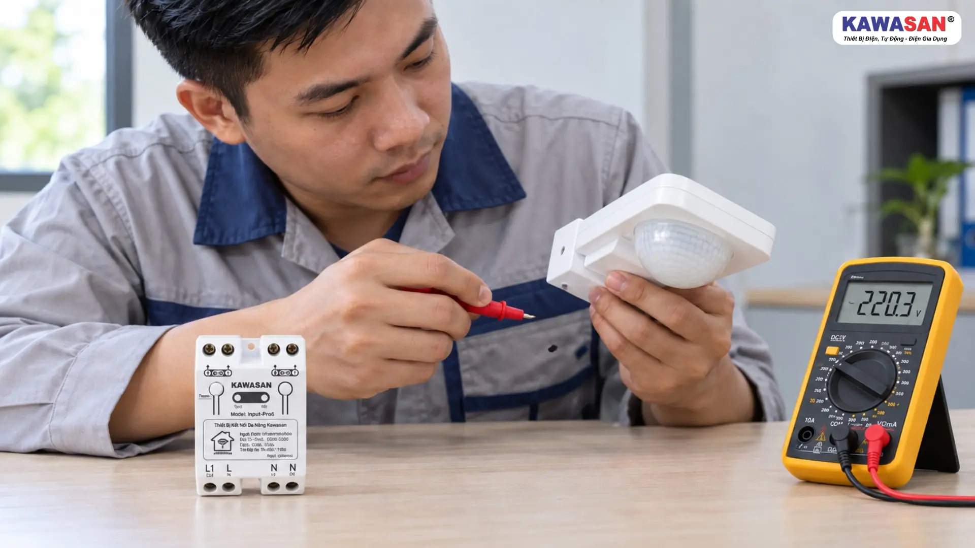 Kỹ thuật viên kiểm tra cảm biến hồng ngoại trước khi kết nối hệ thống nhà thông minh
