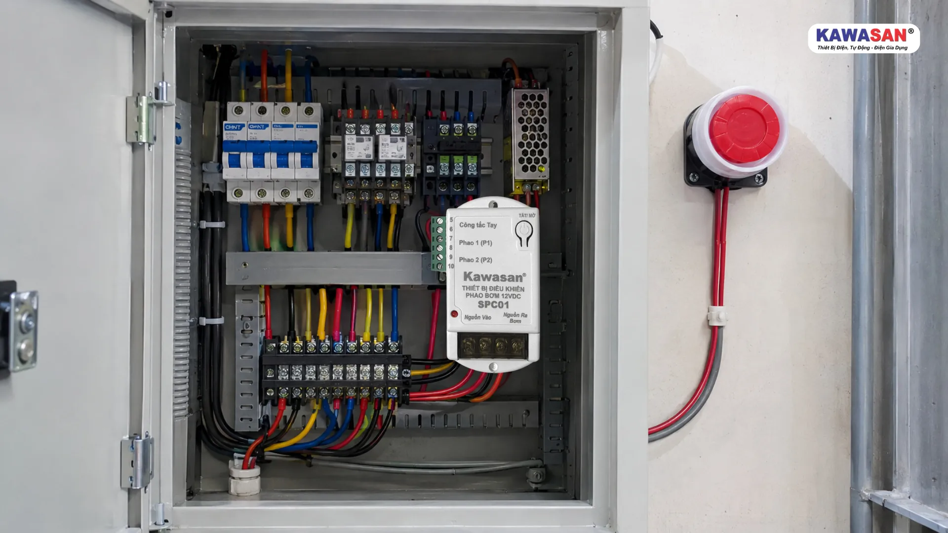 Bộ điều khiển phao SPC01 và còi báo động lắp trong tủ điện