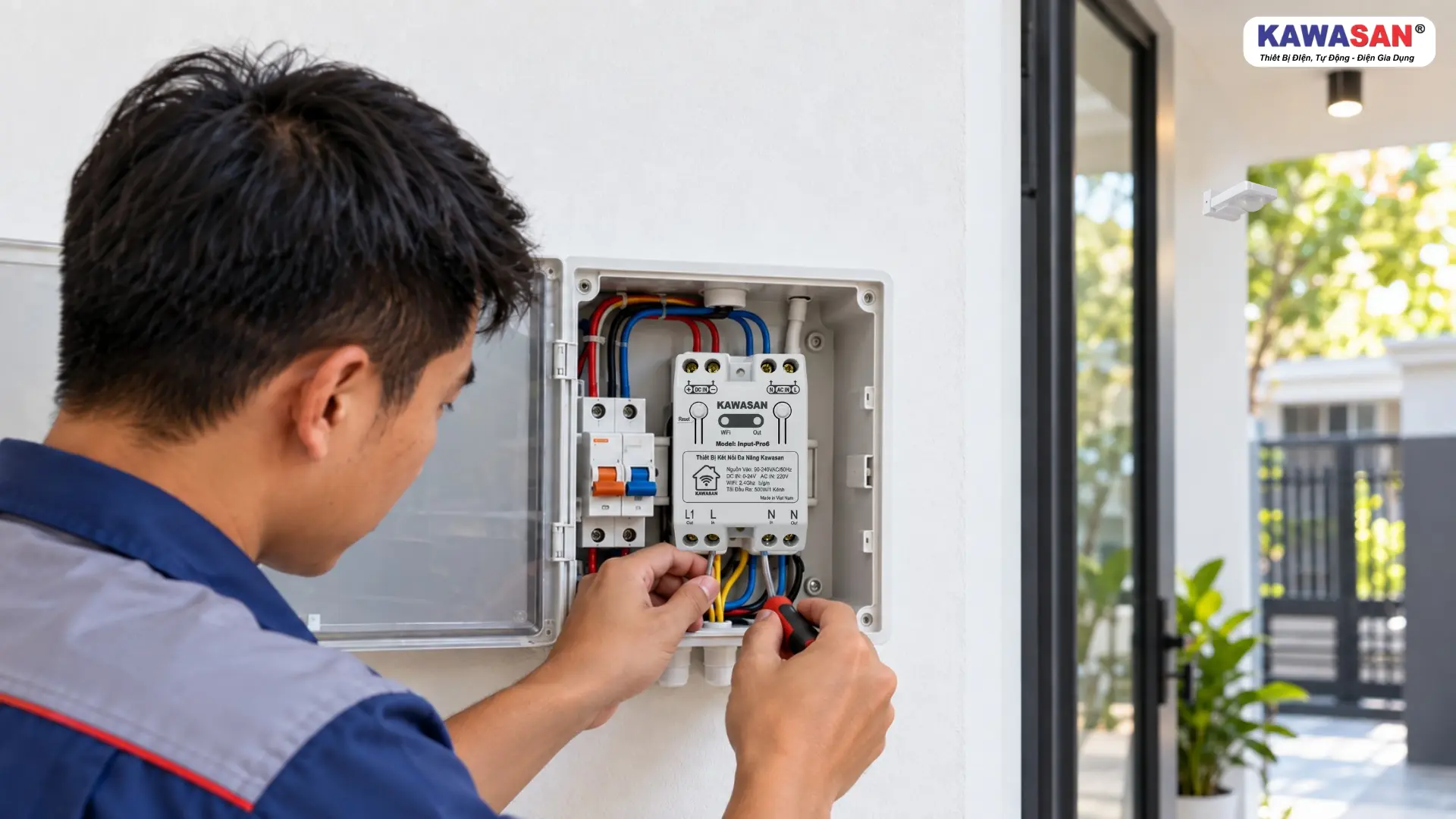 Kỹ thuật viên lắp KAWASAN Input-Pro6 để nâng cấp hệ thống nhà thông minh