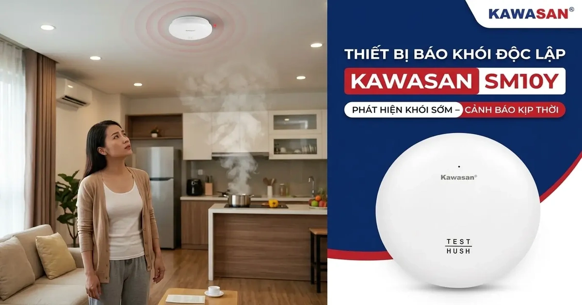 Đầu báo SM10Y gắn trên trần phòng khách, phát âm thanh cảnh báo khi khói xuất hiện từ khu vực bếp.
